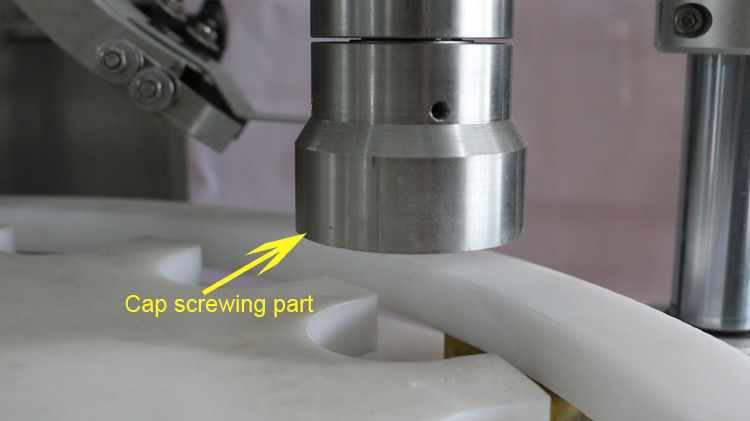 ເຄື່ອງບັນຈຸຂວດມົນຂະ ໜາດ 500ml ປະສົມດ້ວຍ ໝວກ ປະທັບຕາແລະລໍ້ແລ່ນດາວ